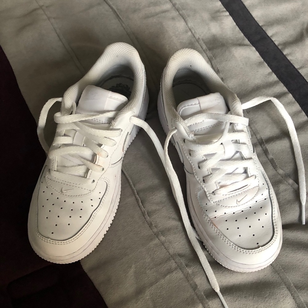 Boys Nike sneakers size 1y.